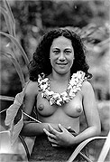 p4s9 Samoan Nude wearing Lei